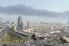 Ataque com m&iacute;sseis ao centro de servi&ccedil;os da Quinta Frota dos EUA, em Manama, Bahrein, em resposta ao bombardeio d Trump ao Ir&atilde;