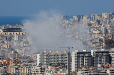Coluna de fuma&ccedil;a sobe ap&oacute;s um ataque israelense aos sub&uacute;rbios do sul de Beirute, em uma escalada entre Hezbollah e Israel em meio ao conflito com o Ir&atilde;