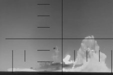 Perisc&oacute;pio americano mira navio iraniano antes de lan&ccedil;ar torpedo e afund&aacute;-lo