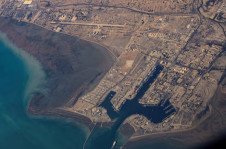 Uma vista a&eacute;rea das costas iranianas e do Porto de Bandar Abbas, no estreito de Ormuz
