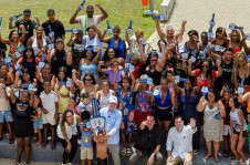 Lula com os novos moradores do novo conjunto habitacional no Rio