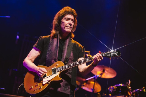 Steve Hackett no palco com a sua insepar&aacute;vel Gibson Les Paul