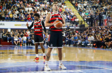 O ala/piv&ocirc; Lucas D&oacute;ria foi fundamental na vit&oacute;ria do Flamengo