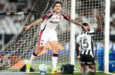 Pedro balan&ccedil;ou a rede