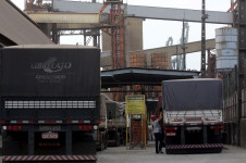 Caminhoneiros aguardam para descarregar no Porto de Santos (SP)