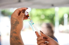 Vacina da Tr&iacute;plice Viral durante o Dia D contra a gripe, na Lapa, centro da capital fluminense