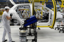 Trabalhadores da montadora Fiat Chrysler Automobiles constroem um modelo Argo (arquivo)