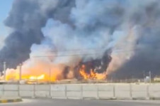 Fuma&ccedil;a e fogo sobem perto do campo de g&aacute;s South Pars ap&oacute;s um ataque, em meio ao conflito EUA-Israel com o Ir&atilde;, na prov&iacute;ncia de Bushehr, Ir&atilde;