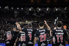 A torcida cruzmaltina deu um show &agrave; parte, emocionando os jogadores
