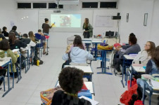 Sala de aula de apoio a alunos em vulnerabilidade, para o vestibular, no Instituto Phi 