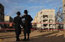 Judeus ultraortodoxos observam &aacute;rea afetada por ataques iranianos em Arad