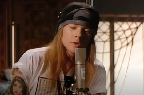 Axl Rose no set assobiando para o videoclipe de Patience