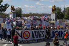 Manifestantes participam de um protesto 'No Kings'  em Washington, neste s&aacute;nado, 28/3