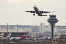 Avi&atilde;o decola do aeroporto de Barajas, em MadrI