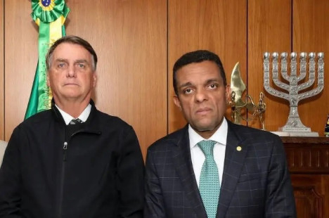O deputado Otoni de Paula com o ex-presidente Bolsonaro em foto de arquivo