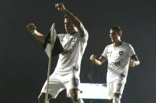 Matheus Martins dan&ccedil;a com a bandeirinha de canto, seguido por Lucas Villalba