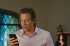 CAMPANHA ELEITORAL - Haddad faz chamada de v&iacute;deo com o presidente Lula, mostrando obras do governo federal em S&atilde;o Paulo