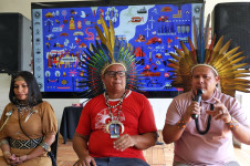 Luana Kaingang, coordenadora geral da Artinsul, Paulo Tupiniquim, coordenador geral da APOINME, e Kleber Karipuna, coordenador da APIB, participam da 22&ordf; edi&ccedil;&atilde;o do Acampamento Terra Livre (ATL). O evento &eacute; considerado a maior mobiliza&ccedil;&atilde;o ind&iacute;gena do pa&iacute;s