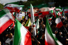 Iranianos em Teer&atilde; participam de uma cerim&ocirc;nia que marca os 40 dias desde que estudantes foram mortas em um ataque a uma escola prim&aacute;ria feminina em Minab