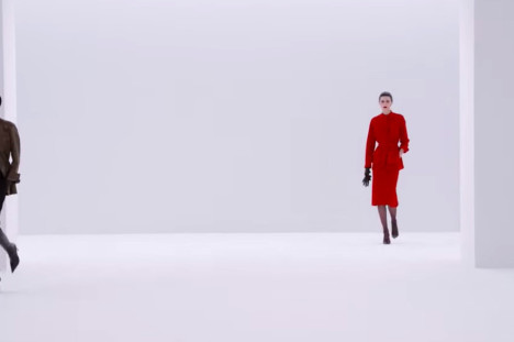 Em meio &agrave; cole&ccedil;&atilde;o em preto e branco de Tom Ford, destaque para o vermelho