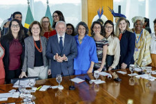 Pal&aacute;cio do Planalto. Rodeado de mulheres, presidente Lula sanciona lei que as protegem