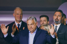 Orb&aacute;n, derrotado, fala a apoiadores
