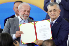 Jos&eacute; Guimar&atilde;es com o presidente Lula