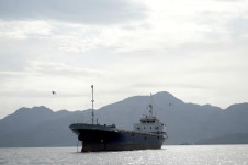 Uma embarca&ccedil;&atilde;o &eacute; vista no Estreito de Ormuz, na costa da prov&iacute;ncia de Musandam, em Om&atilde;, que est&aacute; bloqueado pelos Estados Unidos