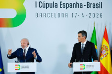 Presidente Lula e o presidente do Governo da Espanha, Pedro S&aacute;nchez, reafirmaram, durante declara&ccedil;&atilde;o conjunta &agrave; imprensa, que crimes no mundo real precisam ser igualmente criminalizados no mundo virtual

