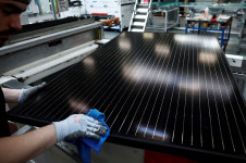 Um funcion&aacute;rio trabalha em uma linha de produ&ccedil;&atilde;o de pain&eacute;is solares na f&aacute;brica da Systovi em Carquefou, perto de Nantes, Fran&ccedil;a