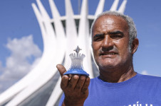 O artes&atilde;o Aguinaldo Noleto produz pequenas pe&ccedil;as homenageando os monumentos de Bras&iacute;lia