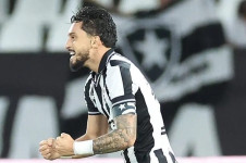 Alex Telles fez o &uacute;nico gol da partida