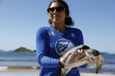 A bi&oacute;loga Juliana Fonseca faz monitoramento de uma tartaruga-verde na Praia do Pontal, na Reserva Extrativista Marinha do Arraial do Cabo