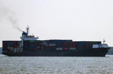 Navio porta-cont&ecirc;ineres navega em dire&ccedil;&atilde;o &agrave; Mal&aacute;sia