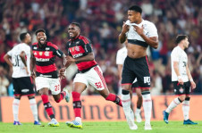 Ewerton Ara&uacute;jo (C) fez um gol de almanaque