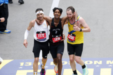 Robson de Oliveira, Ajay Haridasse e Aaron Beggs na Maratona de Boston