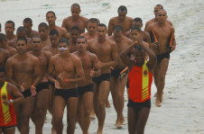 Bombeiros guarda-vidas treinam habitualmente nas praias do Rio