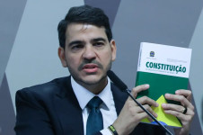 Jorge Messias exibiu um exemplar da Constitui&ccedil;&atilde;o diversas vezes durante a sabatina