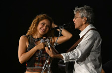 Shakira fez ensaio, ao lado de Caetano e Beth&acirc;nia, na noite dessa sexta, com enorme p&uacute;blico, na praia de Copacabana