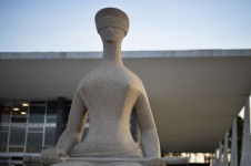 Est&aacute;tua A Justi&ccedil;a, fincada em frente ao STF, em Bras&iacute;lia