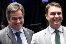 Ciro Nogueira e Flavio Bolsonaro: sorridentes