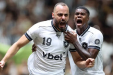 Arthur Cabral. que fez o gol, comemora com Kadir