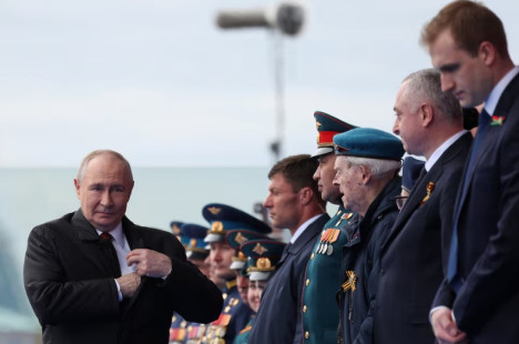 O presidente russo Vladimir Putin participa de um desfile militar no Dia da Vit&oacute;ria, marcando o 81&ordm; anivers&aacute;rio da vit&oacute;ria sobre a Alemanha nazista na Segunda Guerra Mundial, na Pra&ccedil;a Vermelha, no centro de Moscou