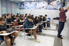 Professor do col&eacute;gio Galois, Samuel Rbeiro Costa, em sala de aula com alunos na prepara&ccedil;&atilde;o nos &uacute;ltimos dias antes da prova do Enem 2024 (arquivo)