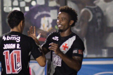 Johan e Thiago Mendes comemoram
