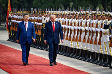 O presidente dos EUA, Donald Trump, passa as tropas em revista com o presidente da China, Xi Jinping, em Pequim