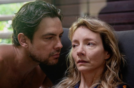Djin Sganzerla dirige e atua no drama 'O eclipse' (em cartaz)
