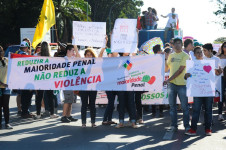 Ativistas, conselheiros tutelares, coletivos, f&oacute;runs e organiza&ccedil;&otilde;es da sociedade civil participam de caminhada contra a redu&ccedil;&atilde;o da maioridade penal, na Esplanada dos Minist&eacute;rios