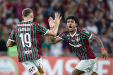 John Kennedy, que fez o gol da vit&oacute;ria, comemora com Castillo