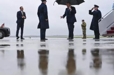 Trump embarca no Air Force One sob chuva